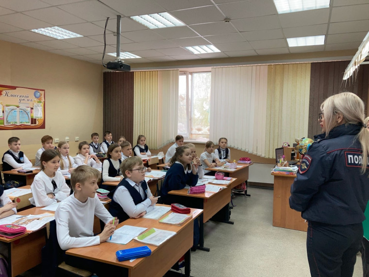 Встреча учащихся школы с инспектором ОДН лейтенантом полиции Алексеевой В.А..